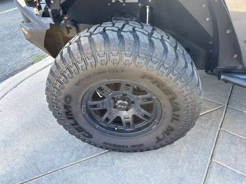 Used 2017 Jeep Wrangler Unlimited Rubicon w/ Connectivity Group AWD/4WD image 11