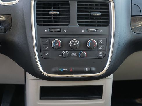Used 2018 Dodge Grand Caravan SE w/ UConnect Hands-Free Group image 23