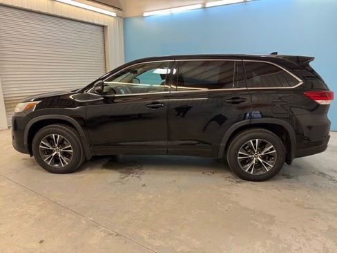 Used 2018 Toyota Highlander Plus w/ Carpet Mat Package (TMS) image 4