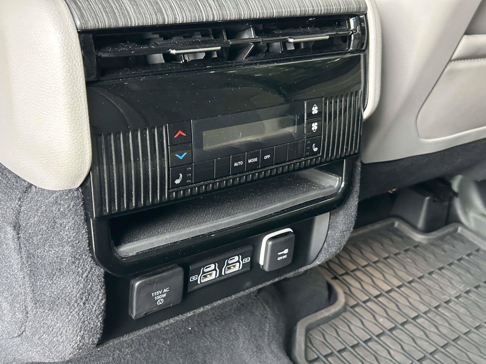 Used 2024 Jeep Wagoneer L Series II w/ Flexible Seating Group RWD image 17