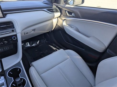 Used 2025 Genesis G70 2.5T image 15