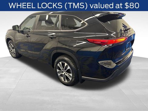 Used 2023 Toyota Highlander XLE AWD/4WD image 6