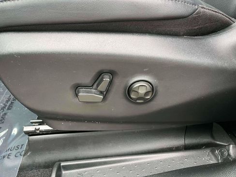 Used 2025 Chrysler Pacifica Select FWD image 16