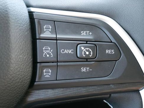 Used 2024 Jeep Grand Cherokee L Laredo image 25