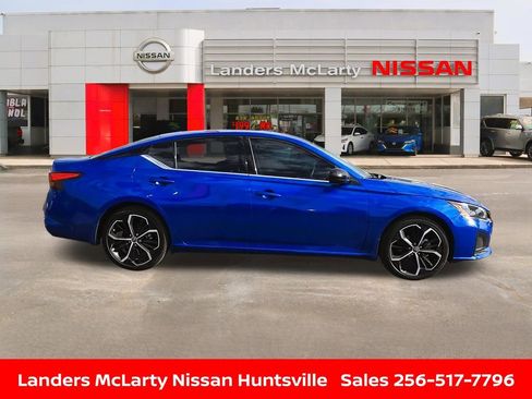 Used 2025 Nissan Altima 2.5 SR image 2