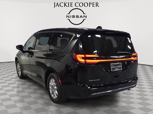 Used 2024 Chrysler Pacifica Touring-L FWD image 7