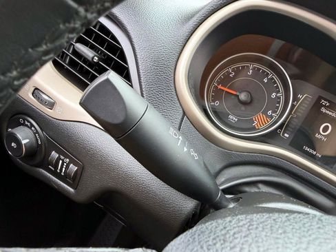 Used 2015 Jeep Cherokee Latitude w/ Cold Weather Group AWD/4WD image 26