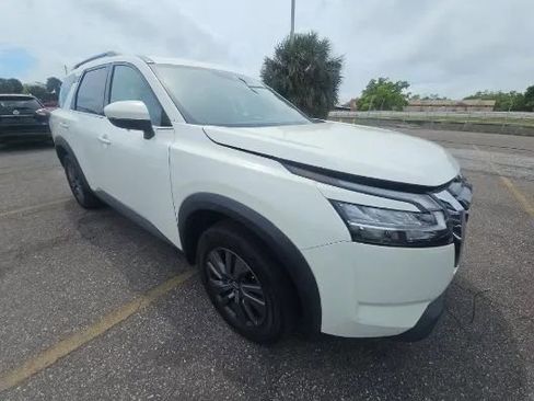 Used 2022 Nissan Pathfinder SV w/ SV Premium Package image 5