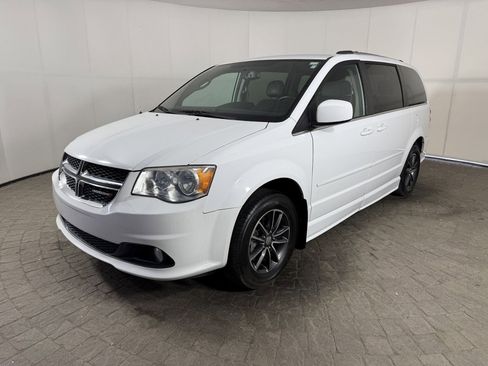 Used 2017 Dodge Grand Caravan SXT image 4
