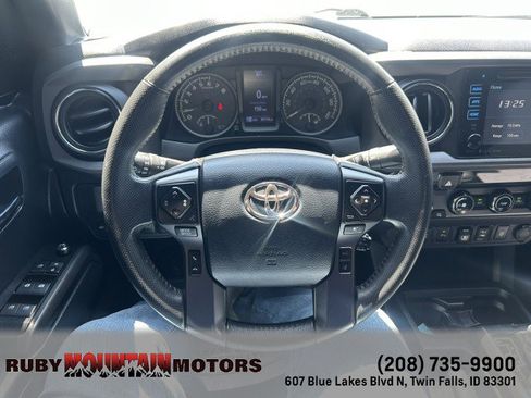 Used 2018 Toyota Tacoma TRD Off-Road w/ Technology Package AWD/4WD image 4