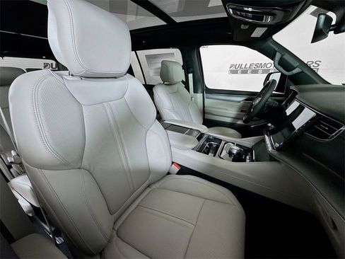 Used 2025 Jeep Wagoneer 4WD w/ Premium Group I image 28