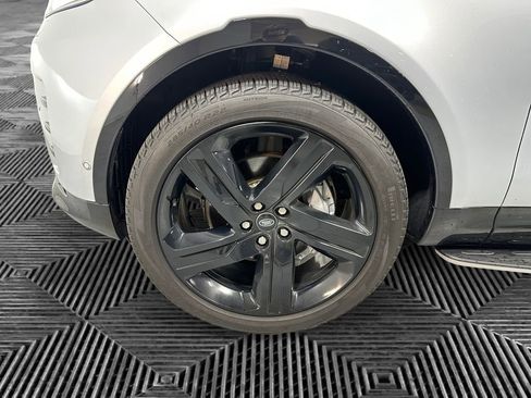 Used 2024 Land Rover Discovery Dynamic SE image 14