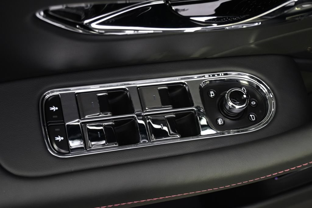 Used 2025 Bentley Flying Spur Plug-In Hybrid AWD/4WD image 26
