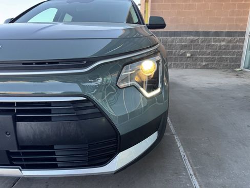 Used 2024 Kia Niro EX image 11