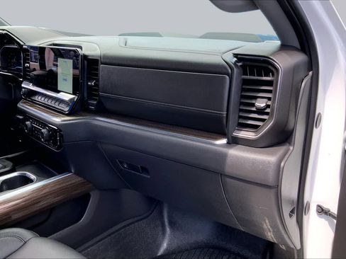 Used 2024 Chevrolet Silverado 1500 LT Trail Boss w/ LT Trail Boss Premium Package AWD/4WD image 17
