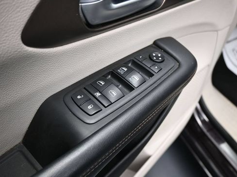Used 2018 Chrysler Pacifica Touring-L FWD image 11
