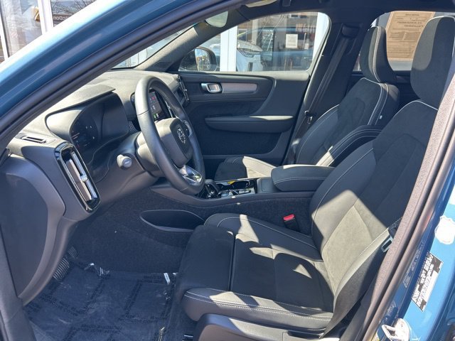 Used 2025 Volvo XC40 B5 Plus AWD/4WD image 17