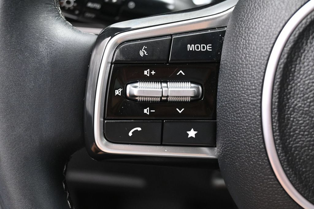 Used 2025 Kia Sorento SX AWD/4WD image 16