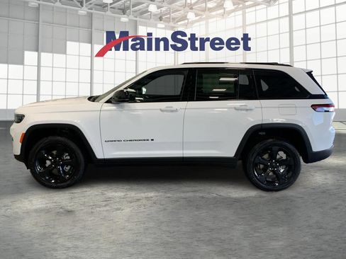 Used 2024 Jeep Grand Cherokee Altitude AWD/4WD image 2