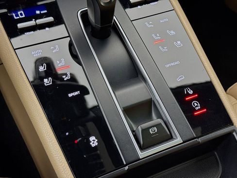 Certified 2022 Porsche Macan AWD/4WD image 22