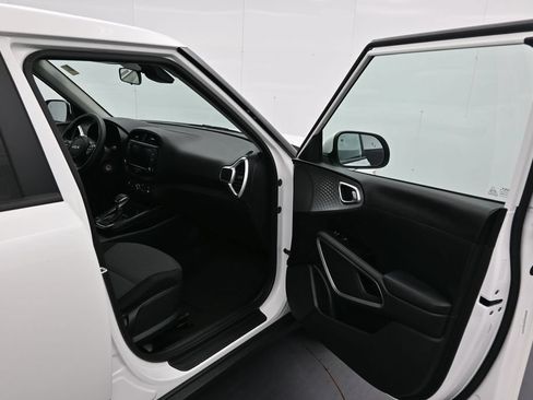 Used 2025 Kia Soul LX w/ LX Technology Package FWD image 16