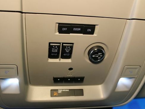 Used 2016 Chevrolet Tahoe LTZ AWD/4WD image 31