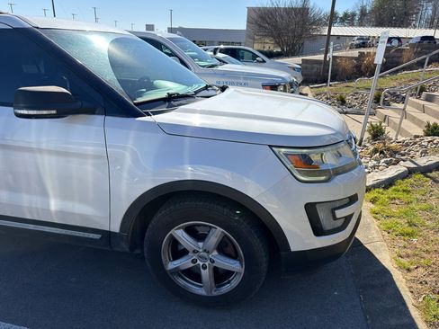 Used 2016 Ford Explorer XLT w/ Equipment Group 202A image 3