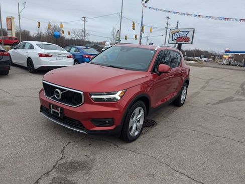 Used 2021 Volvo XC40 T4 Momentum image 7