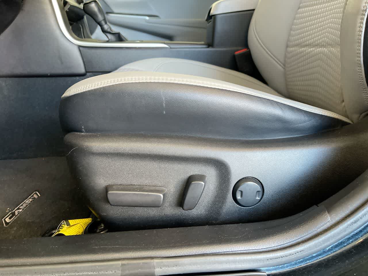 Used 2015 Toyota Camry SE FWD image 12