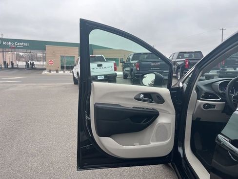 Used 2023 Chrysler Pacifica Touring-L FWD image 24