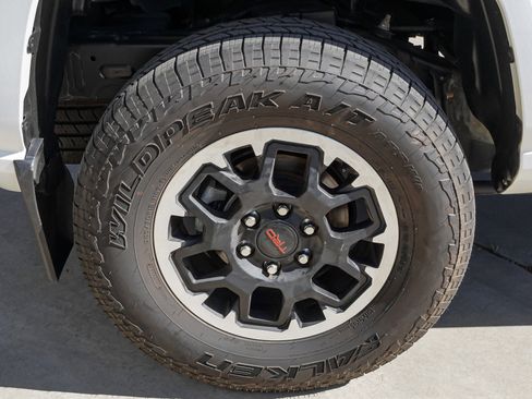 Used 2024 Toyota Tacoma SR5 AWD/4WD image 12