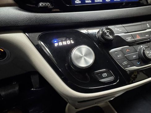 Used 2017 Chrysler Pacifica Touring-L w/ Tire & Wheel Group image 36