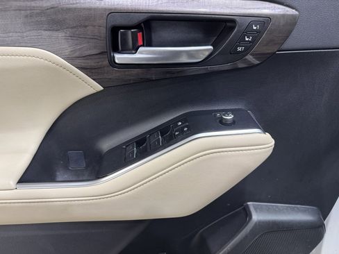 Used 2023 Toyota Highlander L image 13