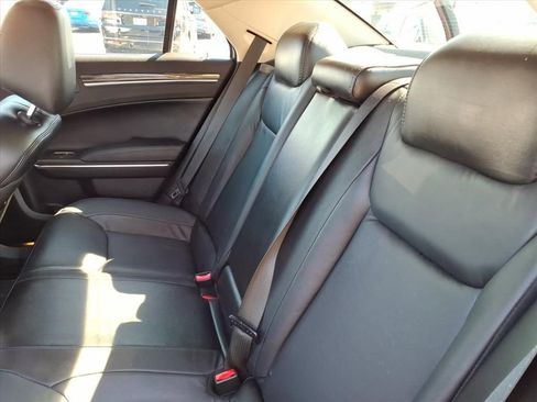 Used 2017 Chrysler 300 Limited image 18