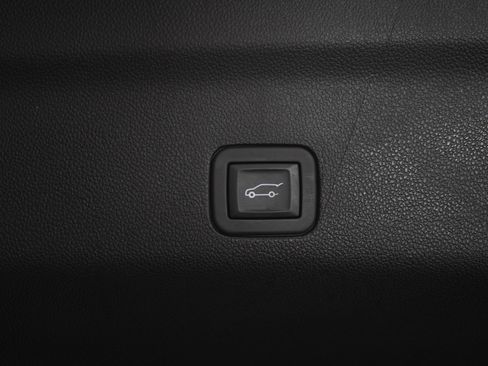 Used 2025 GMC Yukon Denali Ultimate AWD/4WD image 12
