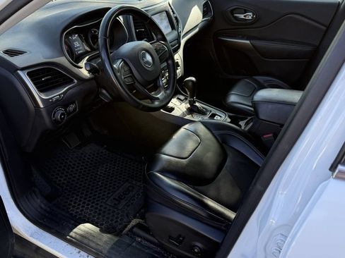 Used 2019 Jeep Cherokee Latitude Plus w/ Cold Weather Group AWD/4WD image 2