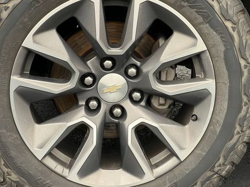 Used 2020 Chevrolet Silverado 1500 LT AWD/4WD image 24