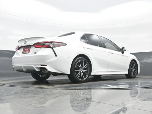 Used 2021 Toyota Camry SE w/ Cold Weather Package image 32