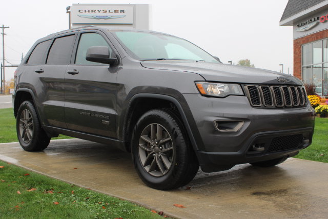 Used 2016 Jeep Grand Cherokee Laredo 75th Anniversary AWD/4WD image 3