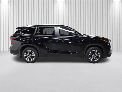 Used 2024 Toyota Highlander XLE AWD/4WD image 2
