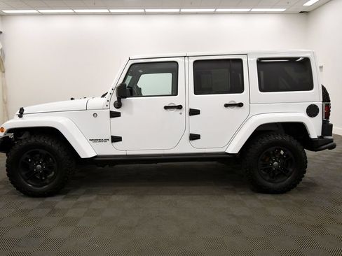 Used 2017 Jeep Wrangler Unlimited Sahara AWD/4WD image 4