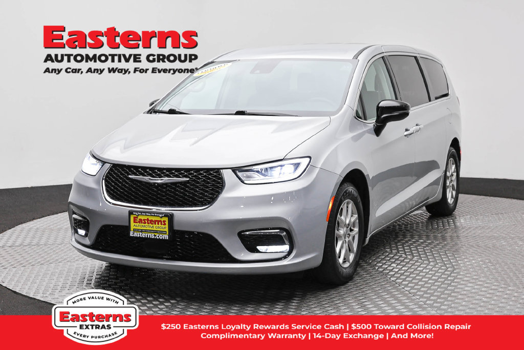 Used 2024 Chrysler Pacifica Touring-L FWD image 1