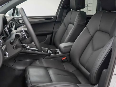 Certified 2026 Porsche Macan AWD/4WD image 5