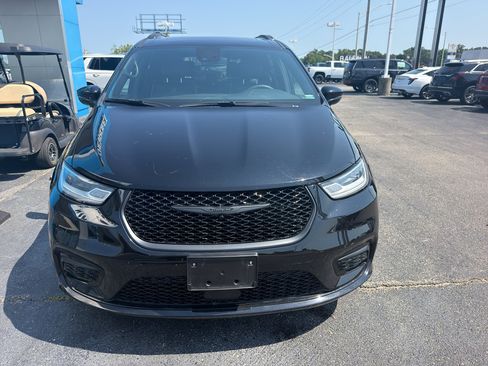 Used 2025 Chrysler Pacifica Limited FWD image 2