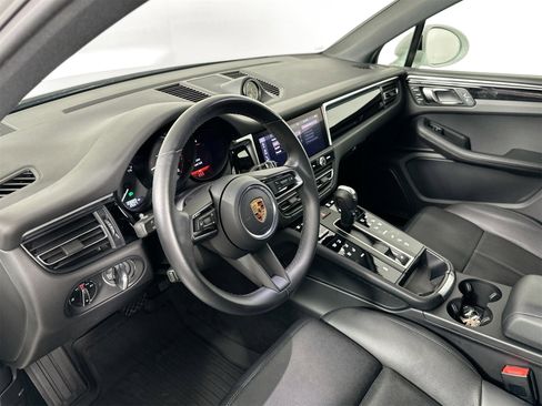 Certified 2023 Porsche Macan image 4