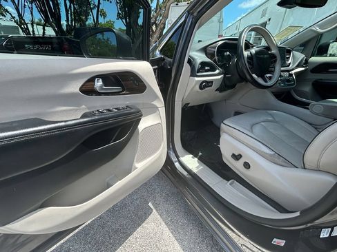 Used 2021 Chrysler Pacifica Limited AWD/4WD image 15