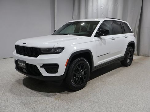 Certified 2025 Jeep Grand Cherokee Altitude AWD/4WD image 6