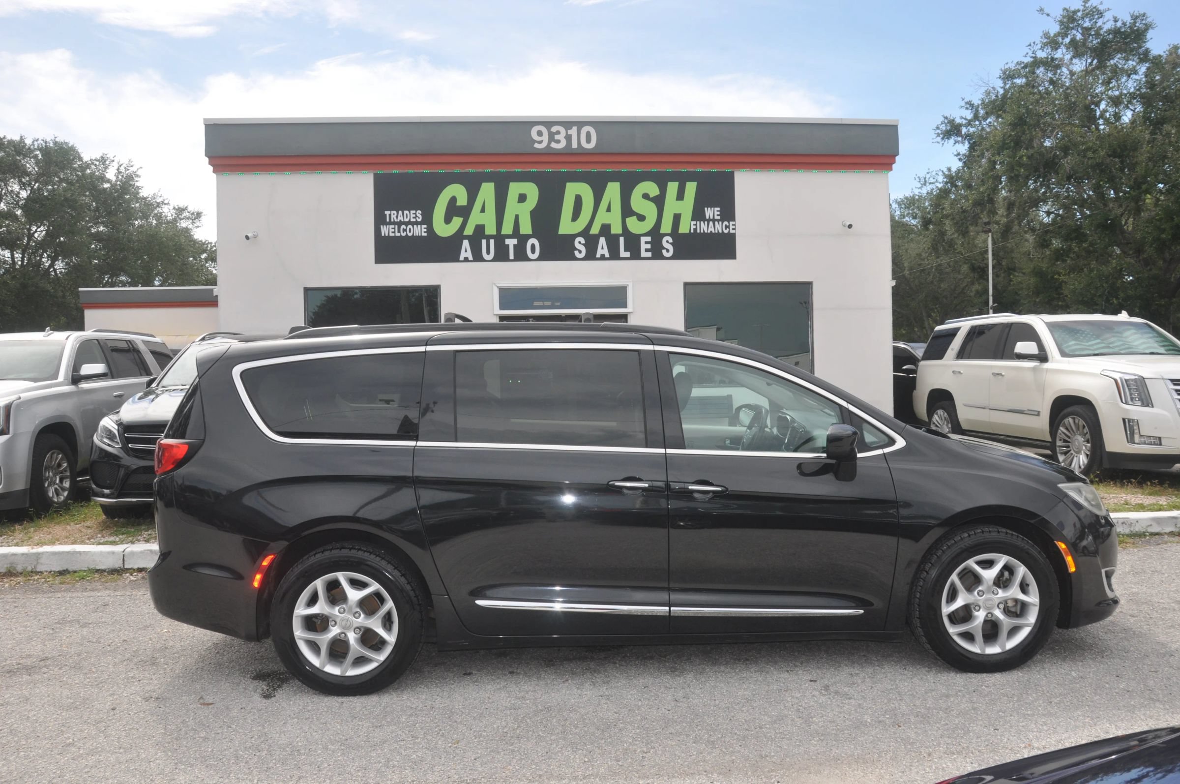 Used 2017 Chrysler Pacifica Touring-L w/ Tire & Wheel Group FWD image 3