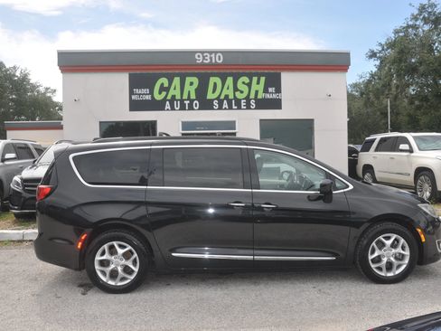 Used 2017 Chrysler Pacifica Touring-L w/ Tire & Wheel Group FWD image 3