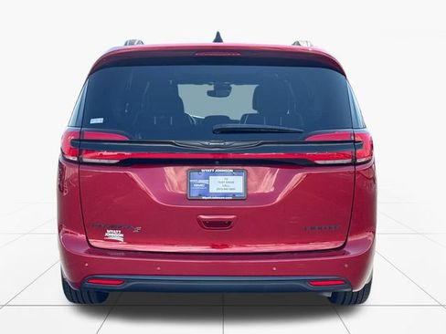 Used 2025 Chrysler Pacifica Limited FWD image 4